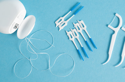 フロスや歯間ブラシ